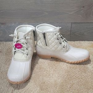 So Kohls cream colored rainboots